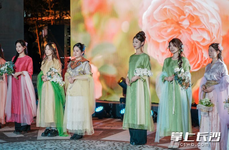 “十二花神”通過將水仙花,、玉蘭,、牡丹等十二種花元素融入設計，充分展現(xiàn)服飾內在賦予的氣質與精神,。