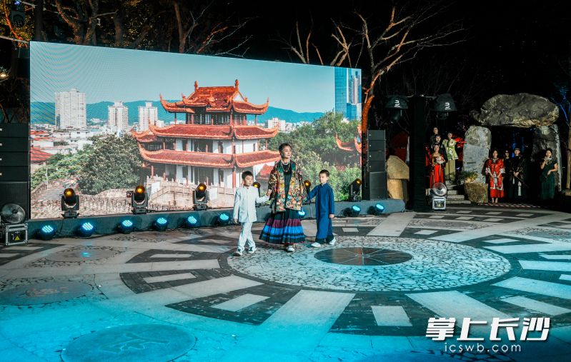 10月30日晚，長沙市天心區(qū)閣下品牌秀首秀暨人心悅處是天心——閣下如愿漢服大秀舉行,。均為長沙晚報全媒體記者 陳飛 攝