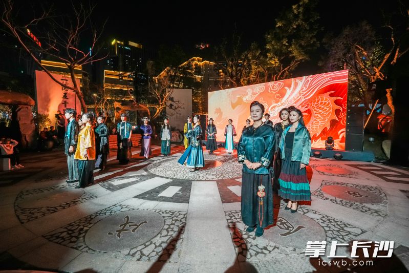 “五行圓滿”通過將金,、木,、水、火,、土等元素融入服飾設計進行T臺展示,，呈現(xiàn)出今日瀟湘風景如畫,、芙蓉國里風光正好的欣欣向榮景象。