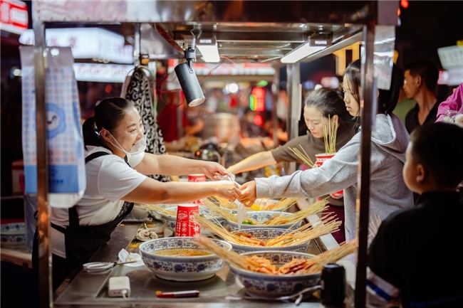 麓谷東塘夜市的眾多美食吸引了大量食客,。圖片均為通訊員提供