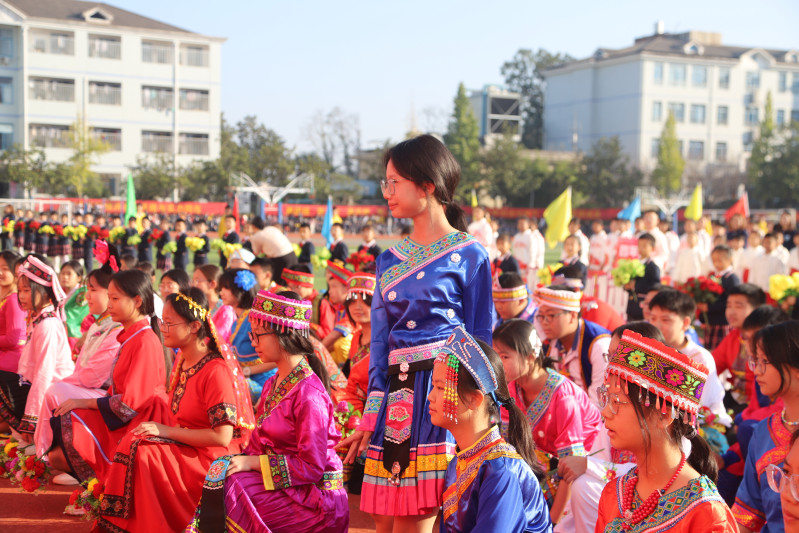 十二個(gè)方陣以其獨(dú)特的方式展現(xiàn)了同升學(xué)子青春的活力和創(chuàng)意,。