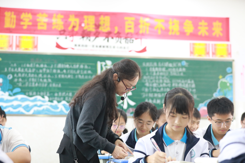 如今,，農(nóng)村學校的師資隊伍越來越強，優(yōu)秀年輕老師越來越多,。