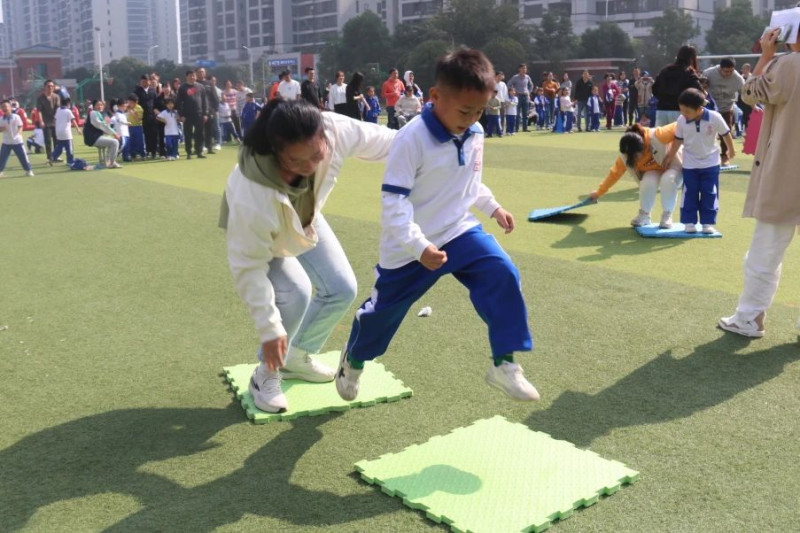 孩子與家長一起“搭橋過河”,。