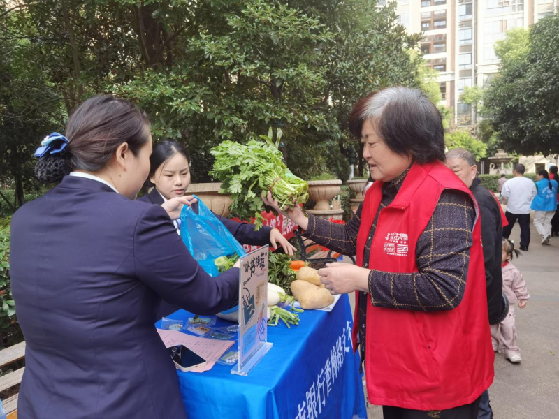 居民紛紛帶著家中閑置的書籍前來(lái)交換新鮮蔬菜。長(zhǎng)沙晚報(bào)全媒體記者顏家文 通訊員蔣芳 攝