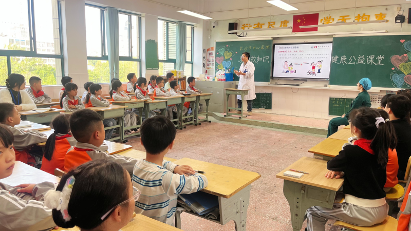 長沙市中心醫(yī)院（南華大學(xué)附屬長沙中心醫(yī)院）志愿者團(tuán)隊傳授實用技能,。通訊員供圖