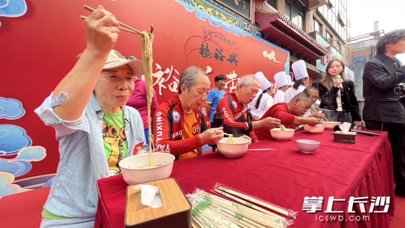 參加吃面比賽的消費(fèi)者在各韻各味,。長沙晚報(bào)全媒體記者 周輝霞 攝