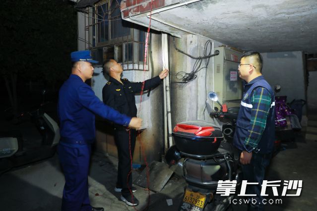 開福區(qū)撈刀河街道采取“白+黑”模式開展“兩電”安全隱患全鏈條整治聯(lián)合行動。均為長沙晚報通訊員張欽龍供圖