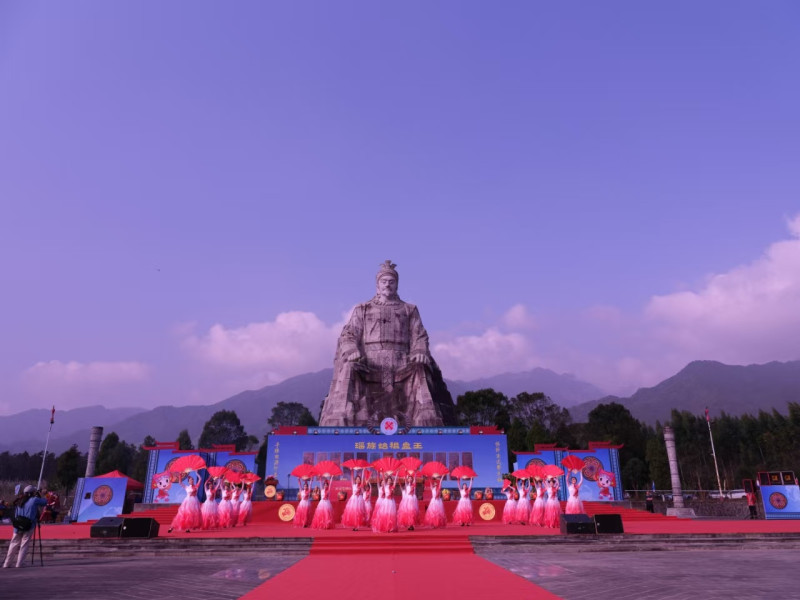 各族同胞載歌載舞共慶瑤族盤王節(jié),。均為資料圖片