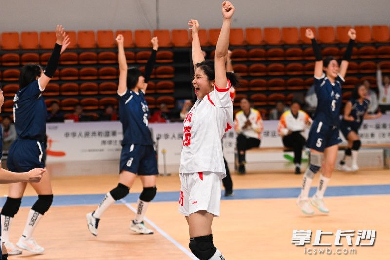 湖南女排3比1戰(zhàn)勝河南取得首勝。  均為長沙晚報全媒體記者黃啟晴攝