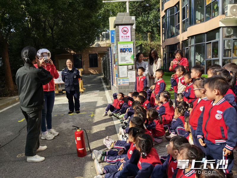 幼師們和孩子們學(xué)習(xí)正確佩戴防煙面罩的方法,。