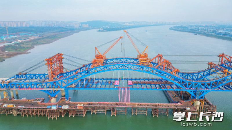 暮坪特大橋合龍現(xiàn)場,。長沙晚報全媒體記者 易億 攝