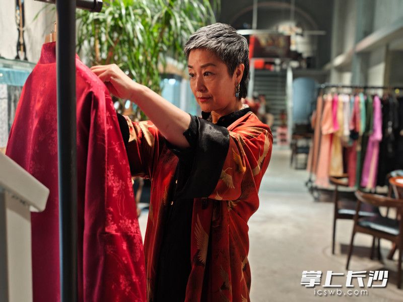 劉珂言對(duì)絲綢的衣服進(jìn)行搭配。她說絲綢應(yīng)該成為日常的穿搭,。
