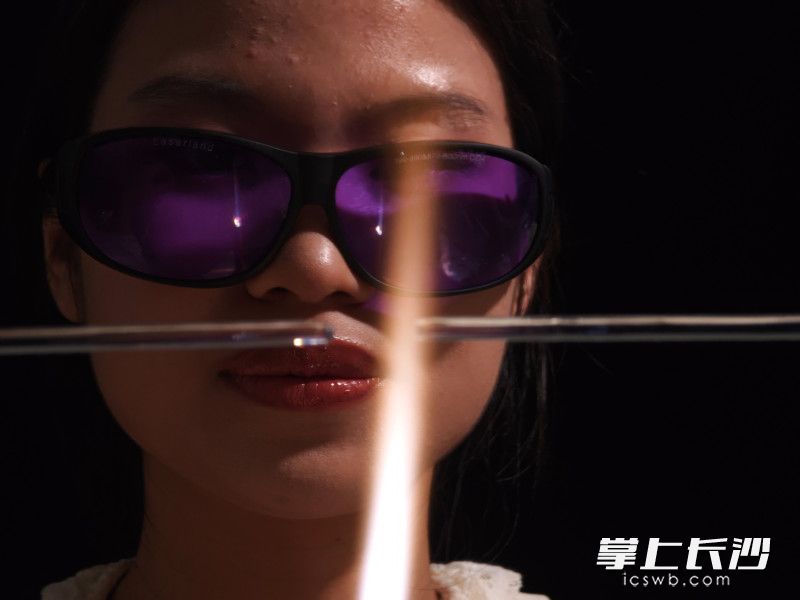 制作燈工玻璃，入門簡單,，想要做好卻不容易,，除了要面對(duì)長時(shí)間的高溫炙烤外，還有面對(duì)它的高報(bào)廢率,。