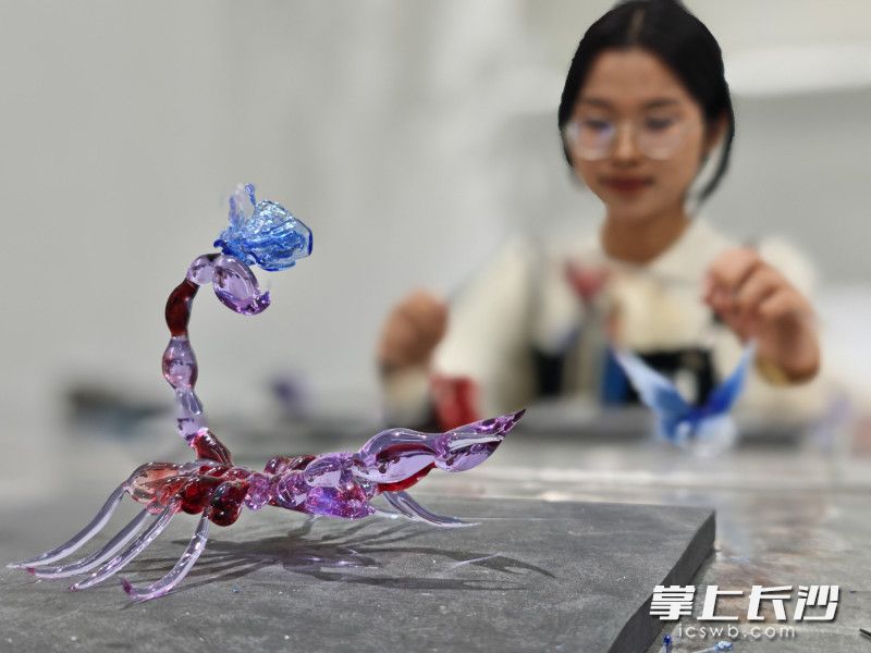 雷雨晴制作的燈工玻璃作品,。