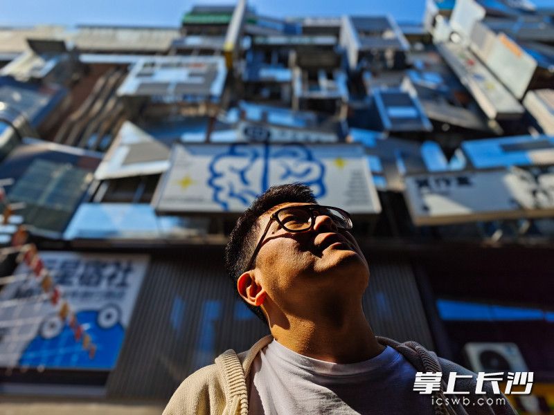 賽博朋克風(fēng)格的標(biāo)星立場青創(chuàng)空間，仿佛造夢(mèng)空間般,。