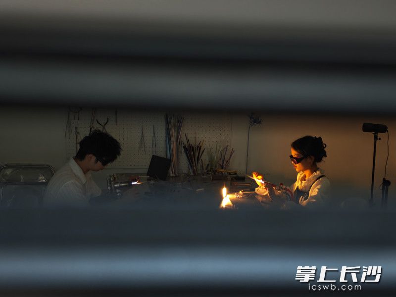 11月7日,，雷雨晴和同學(xué)何洋一起制作燈工玻璃,。