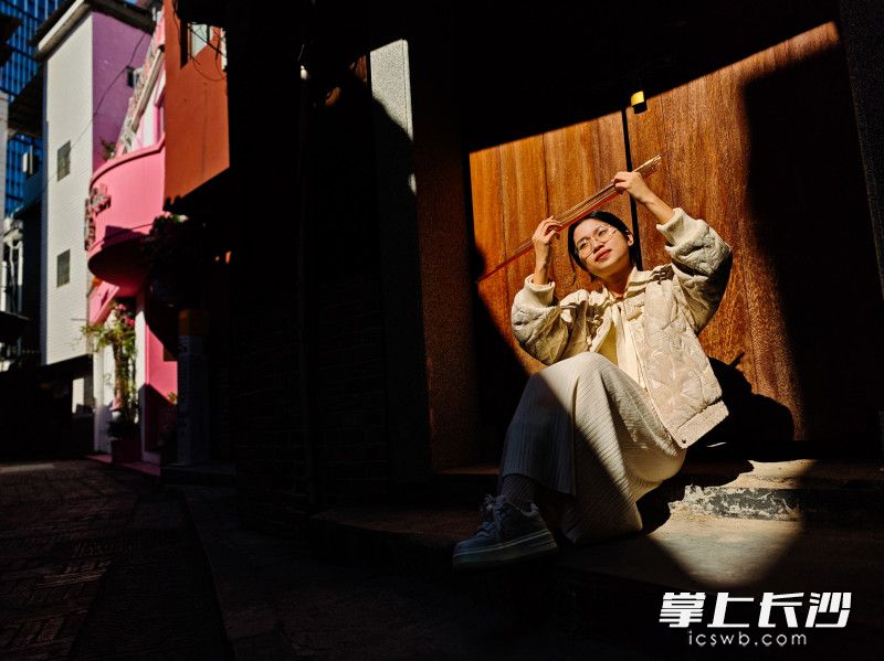 入駐街區(qū)后,，讓雷雨晴感到暖心的是,，當(dāng)?shù)貓F(tuán)委幫助他們對(duì)接貸款等政策，還在街區(qū)定期舉辦讀書會(huì),、分享會(huì)等交流活動(dòng),，帶動(dòng)大家共同成長。