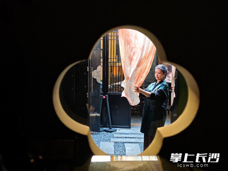 如院絲綢博物館坐落于長沙文化老街潮宗街歷史文化街區(qū)的國際交流版塊,，是上世紀(jì)六十年代民居改建而成的中式院落。