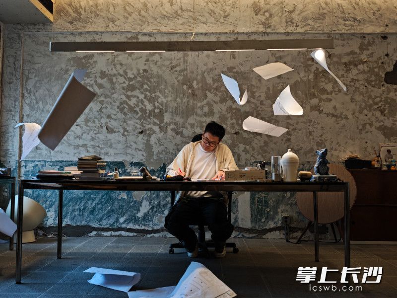 團(tuán)隊(duì)未取名字之前就已經(jīng)開始接設(shè)計(jì)的活兒,，某一天,，團(tuán)隊(duì)中的一個(gè)設(shè)計(jì)師對(duì)另一個(gè)設(shè)計(jì)師說“拿張草稿紙給我”。李菁聽到這個(gè)久未聽到的名詞后，覺得用它做公司的名字非常好,。（創(chuàng)意拍攝）