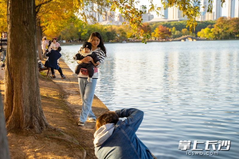 市民在公園內(nèi)拍照打卡,。