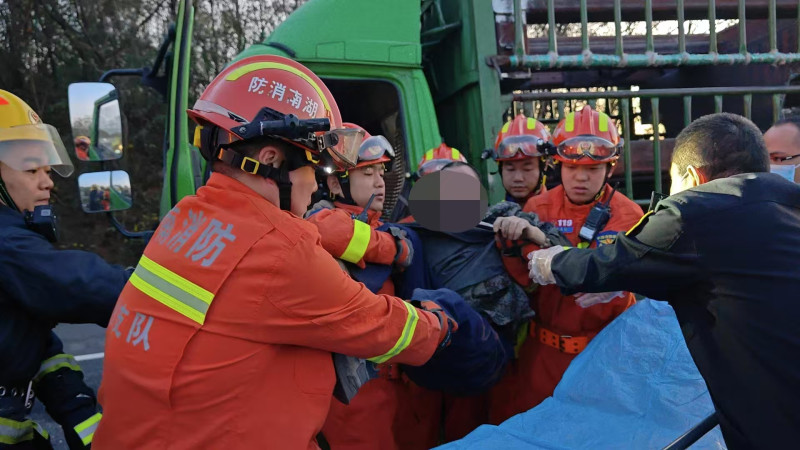 消防救援人員合力將被困人員救出,。長(zhǎng)沙晚報(bào)通訊員 張宇超 攝