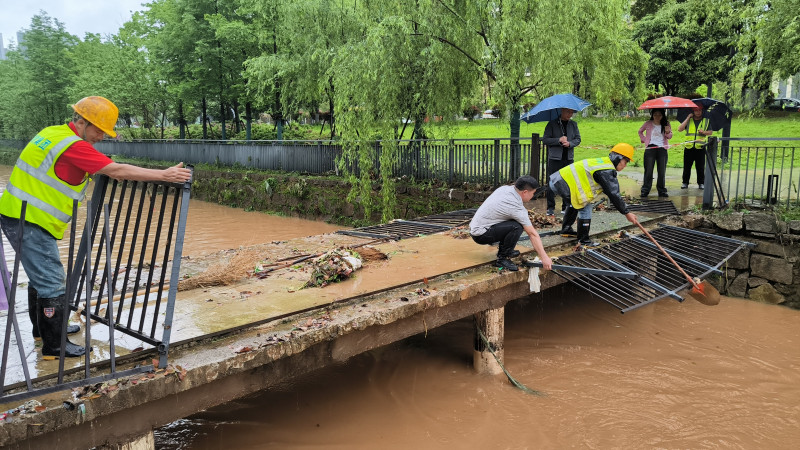 由于河岸改建和新增便橋,，每逢暴雨,，肖河安全隱患亟待解決。