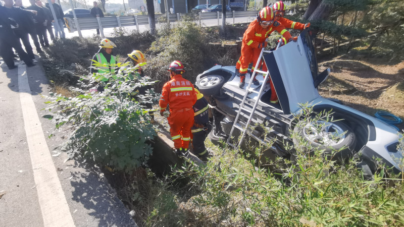 消防隊(duì)員緊急救援車(chē)輛側(cè)翻被困司機(jī),。 長(zhǎng)沙晚報(bào)通訊員 尋艷 供圖