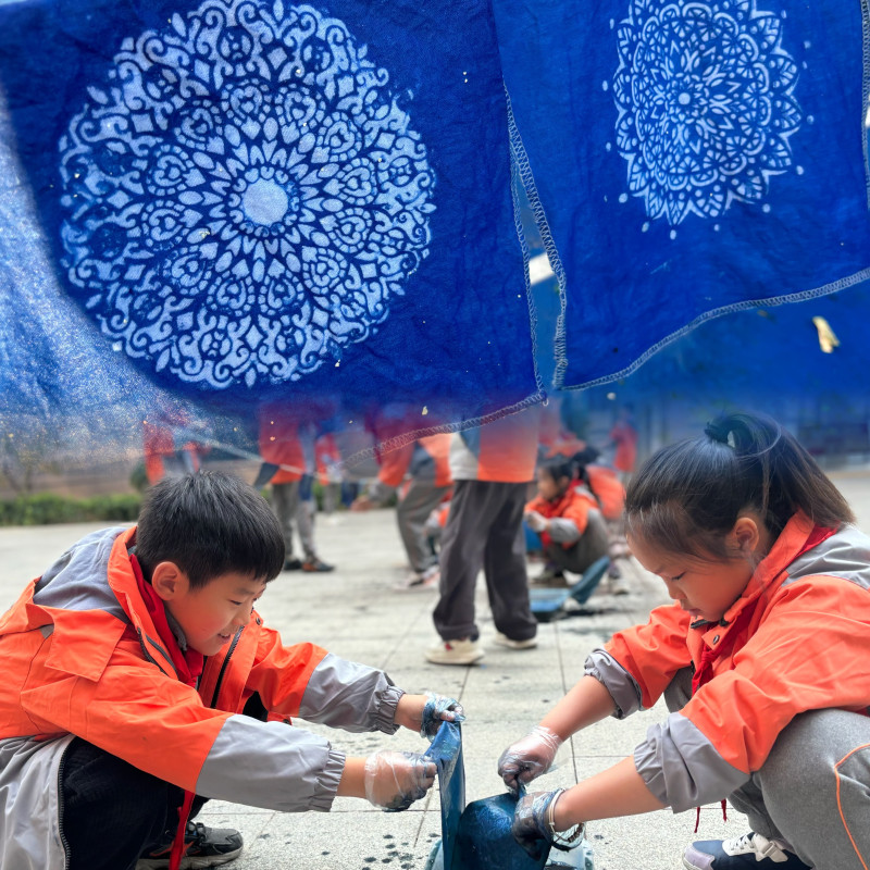 孩子們學(xué)習(xí)土布的染織技藝,，在實(shí)踐中感受到傳統(tǒng)文化的魅力。