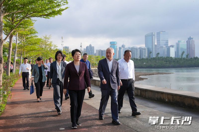 12月2日,，省委常委、市委書(shū)記吳桂英率團(tuán)來(lái)到海南省?？谑袑W(xué)習(xí)考察,，走進(jìn)海口灣暢通工程現(xiàn)場(chǎng),。