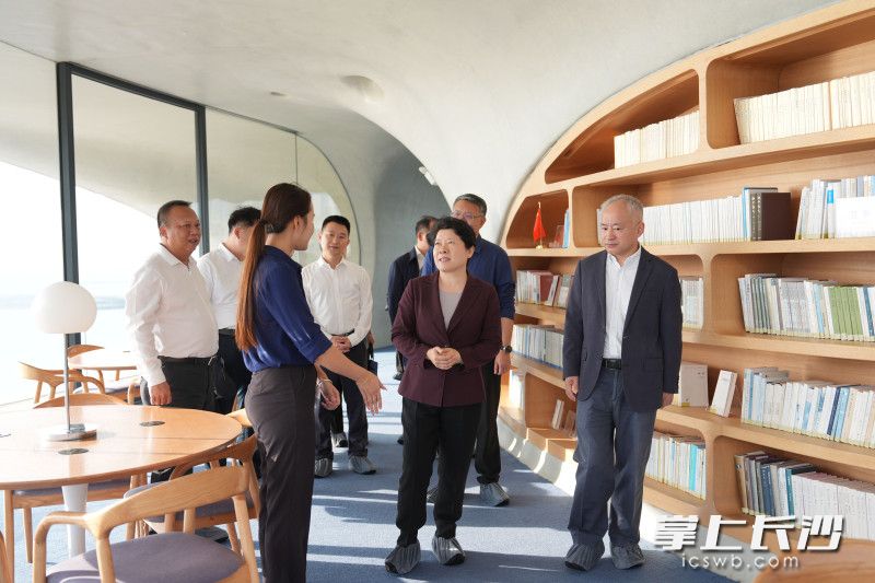 ?？谑性贫磮D書(shū)館考察現(xiàn)場(chǎng),。