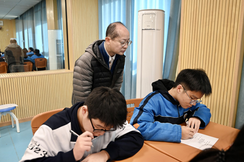 5位領(lǐng)航學(xué)員與長(zhǎng)郡智谷中學(xué)的師生們共同學(xué)習(xí),、生活,。