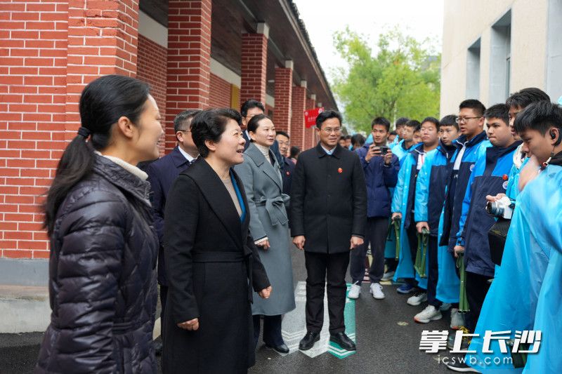 12月10日,，省委常委,、長(zhǎng)沙市委書(shū)記吳桂英赴湘潭市學(xué)習(xí)考察紅色資源保護(hù)利用和文旅融合工作，來(lái)到韶山學(xué)校思政教育實(shí)踐營(yíng)地,。