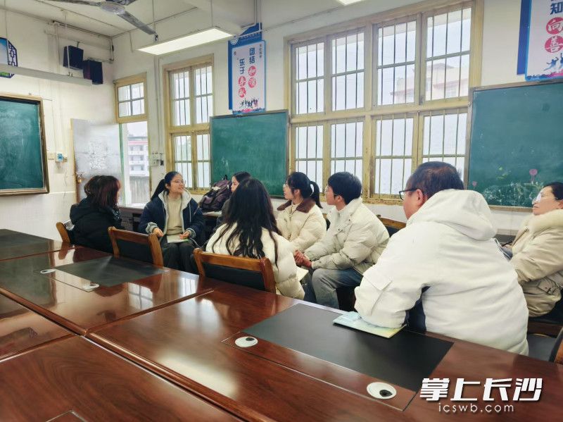 分小組進(jìn)行評(píng)課交流,。