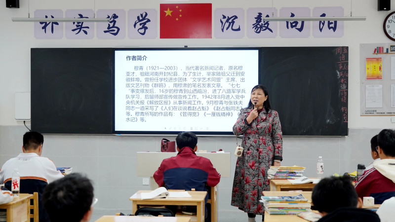 歐陽(yáng)雪蓮老師在上示范課,。