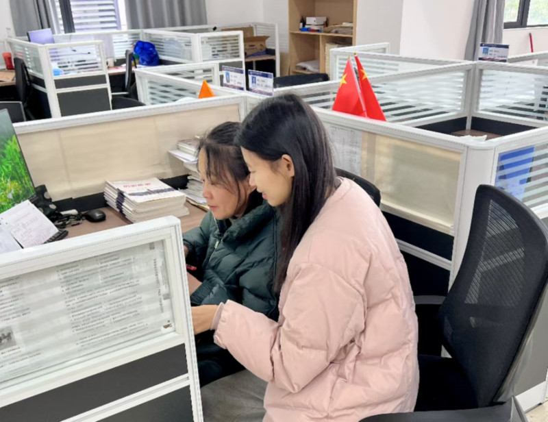 曾慧老師和她的師傅方芳老師課后研討教案,。