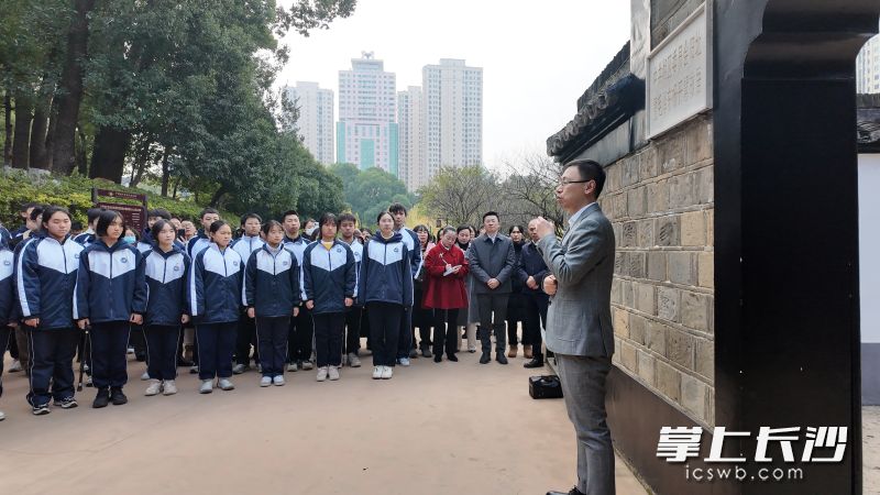 歷史老師張博文在中國共產(chǎn)黨長沙歷史館帶領(lǐng)學(xué)子參觀毛主席故居，講述毛主席的家國情懷,。