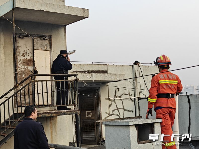 消防員和民警對輕生女子展開營救,。長沙晚報(bào)通訊員 謝周芳 攝