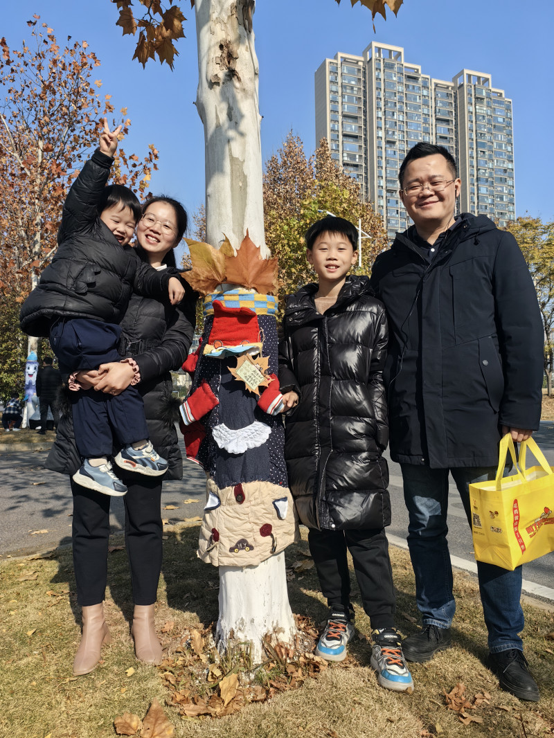 觀悅幼兒園全體師生共同認領了100余棵梧桐樹,，為它們披上冬日新裝。長沙晚報通訊員 蔣麗媛 攝