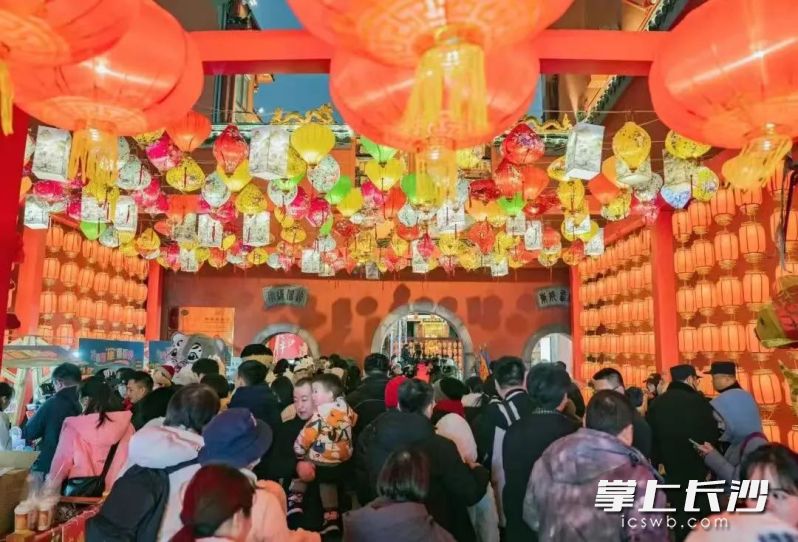 1月18日,，長沙坡子街張燈結(jié)彩,，熱鬧非凡，文旅部2024年“文化進(jìn)萬家——視頻直播家鄉(xiāng)年”啟動(dòng)式暨“湘當(dāng)有味在長沙·歡歡喜喜過大年”活動(dòng)在長沙舉行,。 均為資料圖片