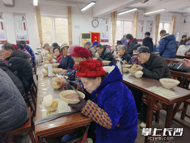 老人們在品嘗臘八粥,。 均為長沙晚報(bào)通訊員戴雨瑤攝