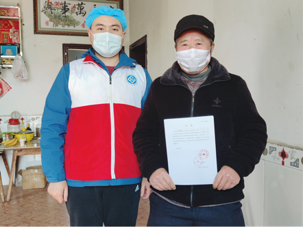 愛爾眼庫及中南大學(xué)湘雅醫(yī)學(xué)院的工作人員在肖建靈的家中,，與肖建靈的丈夫（右）合影留念。通訊員供圖