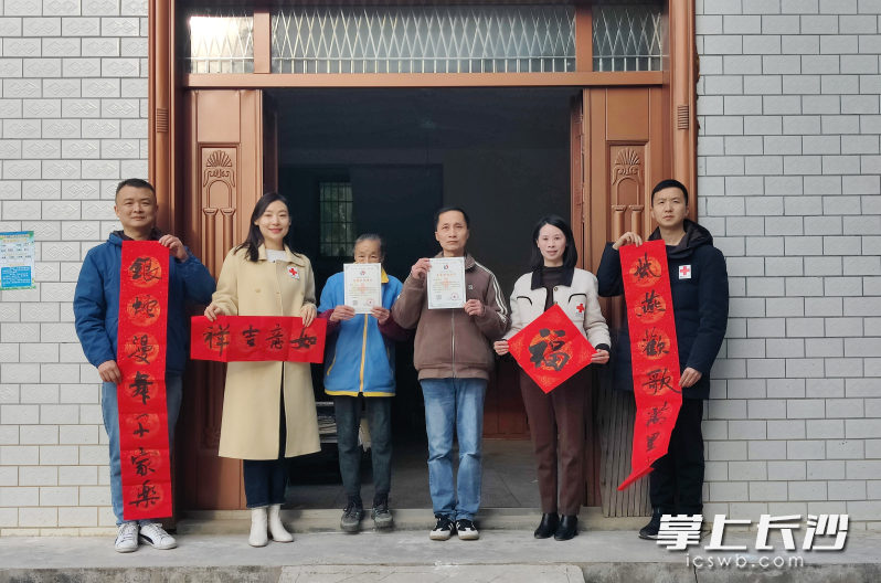 湖南省紅十字會(huì)人體器官捐獻(xiàn)管理中心及長(zhǎng)沙愛爾眼庫(kù)工作人員一行,，走訪慰問眼角膜捐獻(xiàn)家庭，提前送去新春祝福,。均為長(zhǎng)沙晚報(bào)通訊員 楊麗紅 供圖
