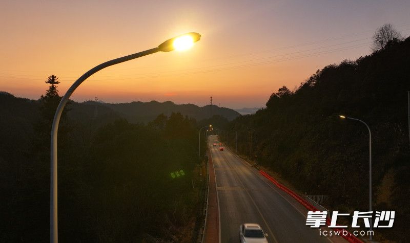 1月12日晚,，荷文公路全線 亮燈,。均為長沙晚報通訊員 彭紅霞 攝 