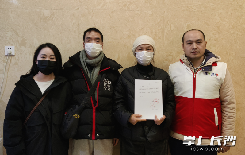 家人幫周五一完成捐獻(xiàn)角膜及遺體的遺愿,。均為長沙晚報(bào)通訊員 楊麗紅 潘愛華 供圖