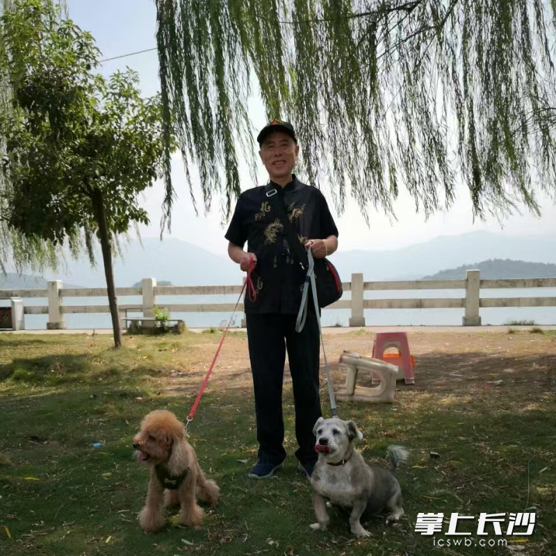 周五一為人善良,，有愛心,，樂于助人。