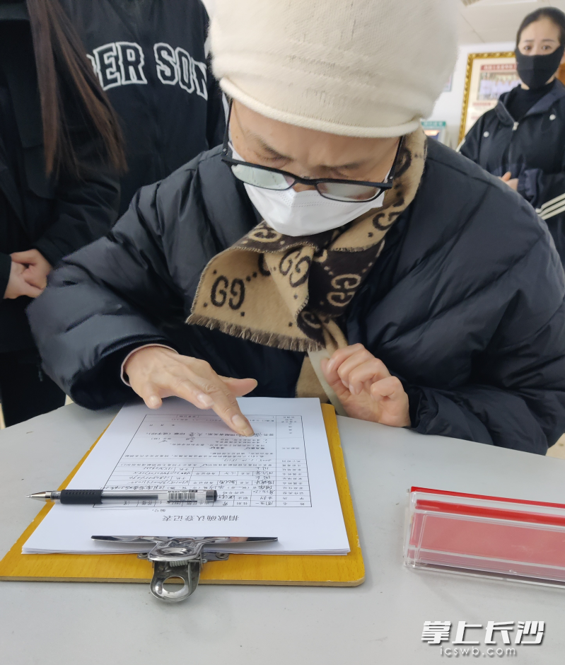周五一家人在捐獻(xiàn)確認(rèn)表上簽字,。