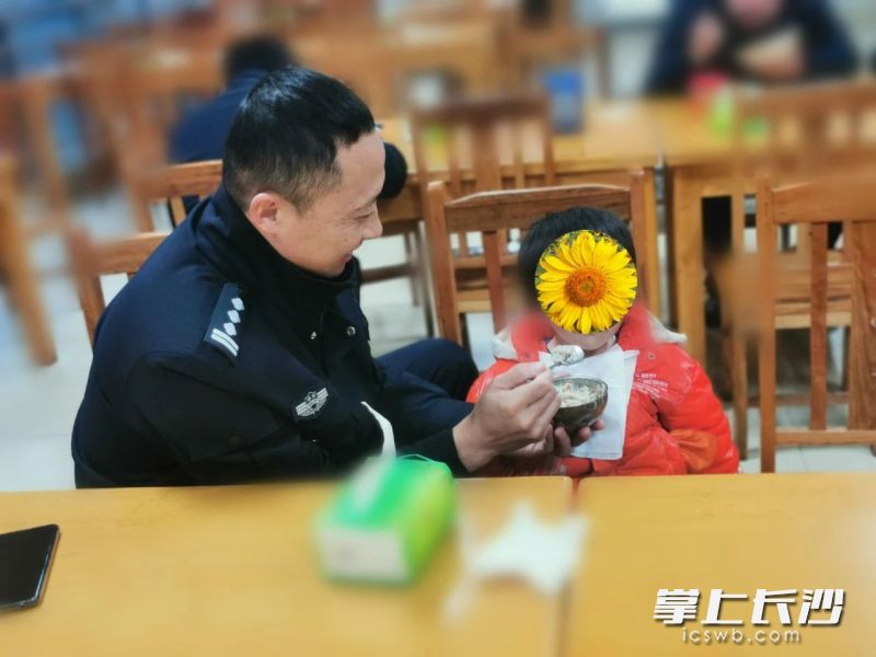 民警將萌娃帶回派出所照料。長沙晚報通訊員 彭運生 供圖