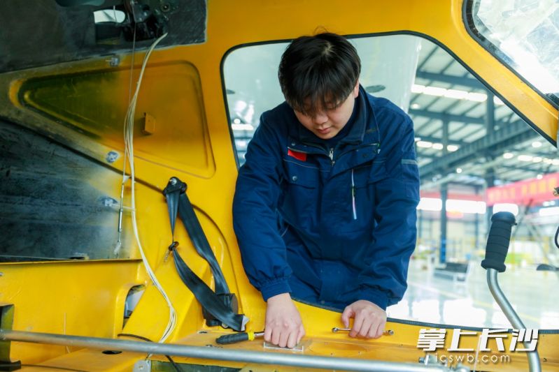 技術(shù)人員正在進行組裝調(diào)試,。