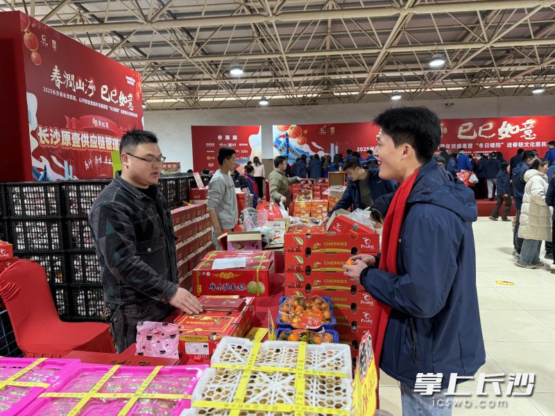 山河智能員工正在選購水果年貨。