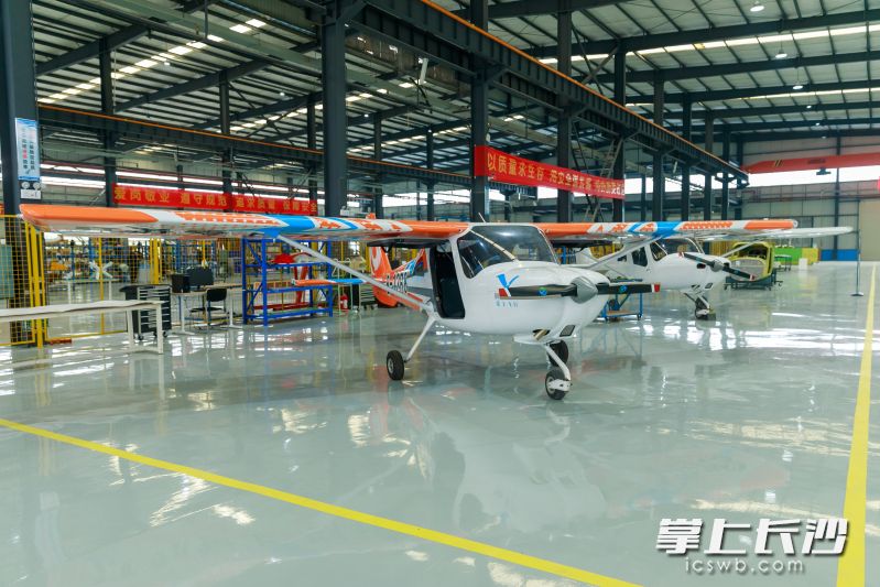 東吉龍廠區(qū)內(nèi)停放的固定翼小型飛機。